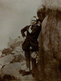 Victor Hugo sur le rocher des proscrits à Jersey (photographie)