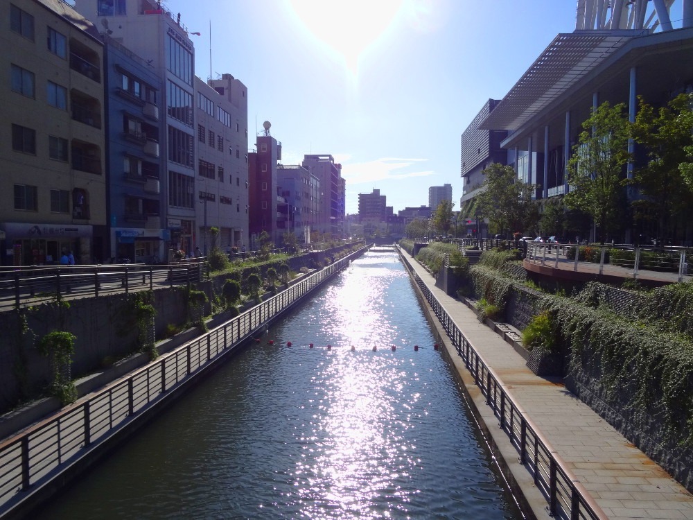 Au nord du quartier de Ryogoku, les habitations bordent le canal (Tokyo)