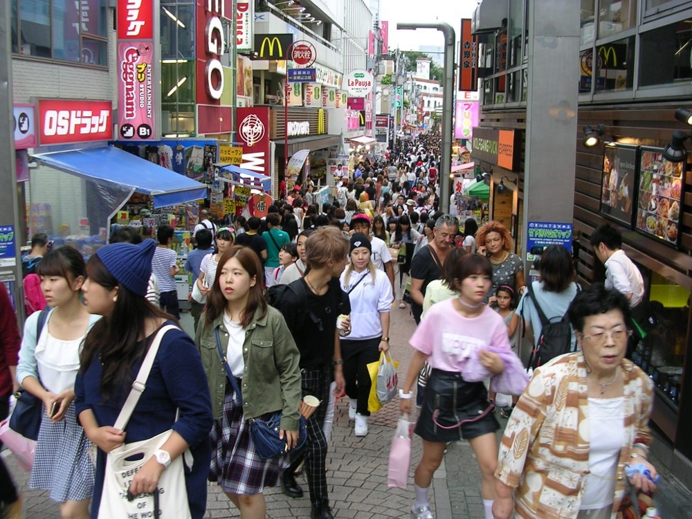 La rue commerçante Takeshita, haut lieu de la mode, fréquentée par de nombreux jeunes (Tokyo)