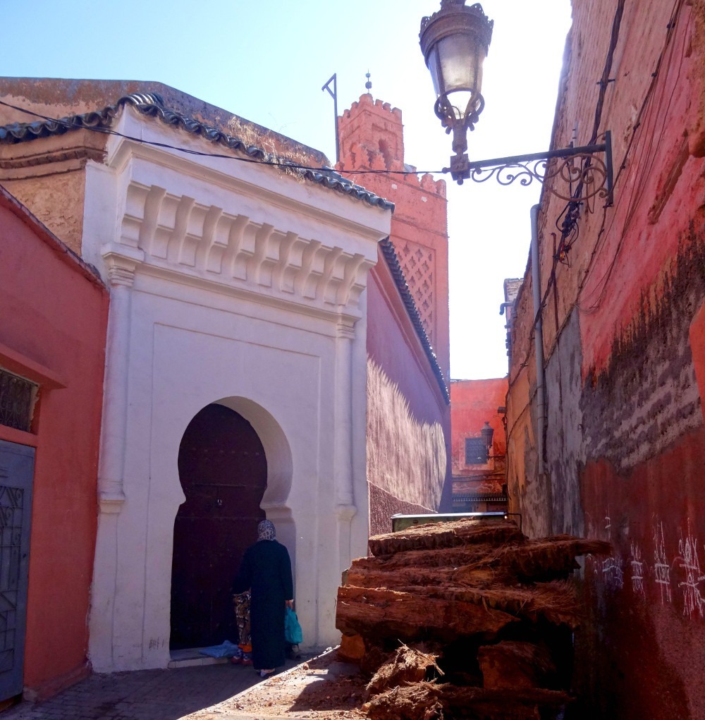 Rue baignée de lumière à Marrakech