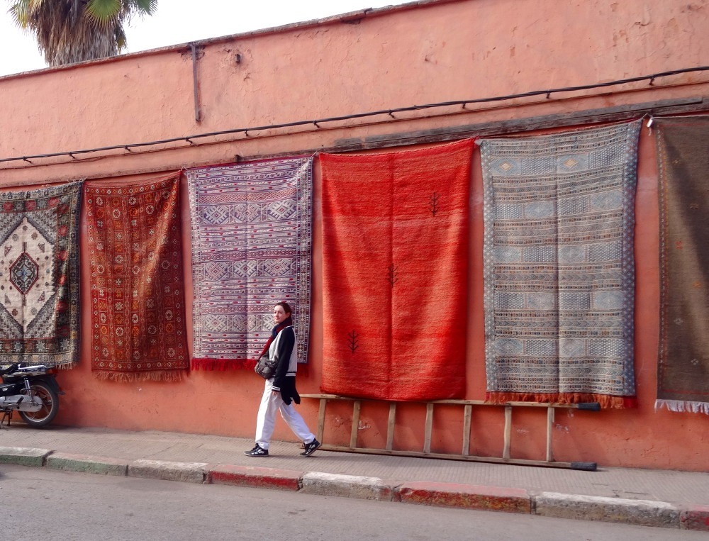 Mur de tapis à Marrakech