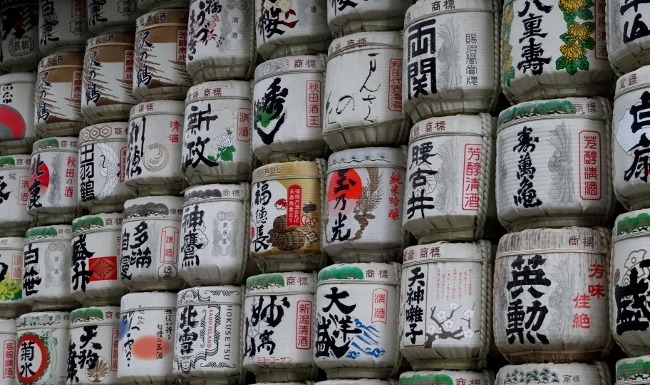 Barils de Saké donnés en offrande, au temple Meiji-Jingu (Tokyo)