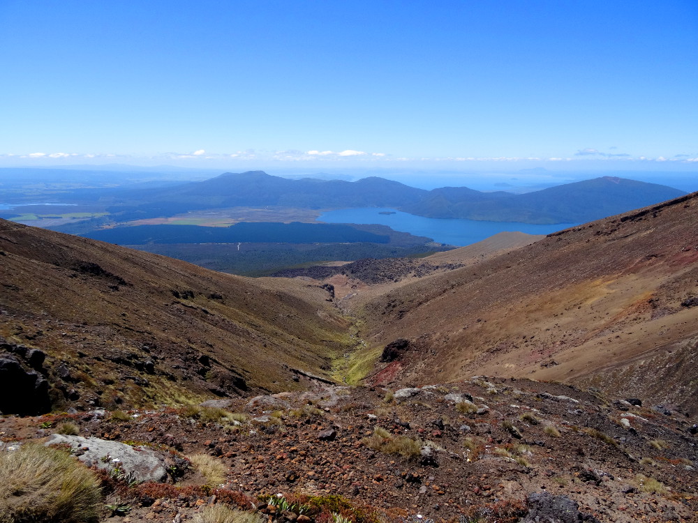 Tongariro Alpine Crossing : vallée de Ketetahi et vue sur le Lac Taupo